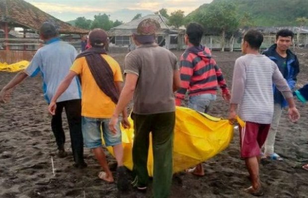 Foto :  Proses evakuasi korban 