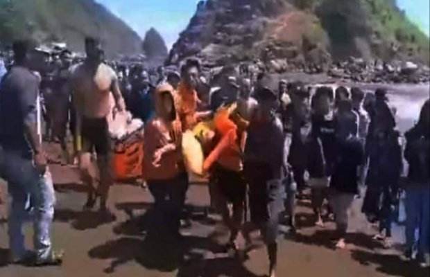 Foto : Warga dan petugas saat mengevakuasi korban meninggal di pantai selatan jember