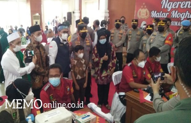   Foto : Kapolri Saat Memantau Langsung Kegiatan Vaksinasi di Gedung Bakorwil Pamekasan.
