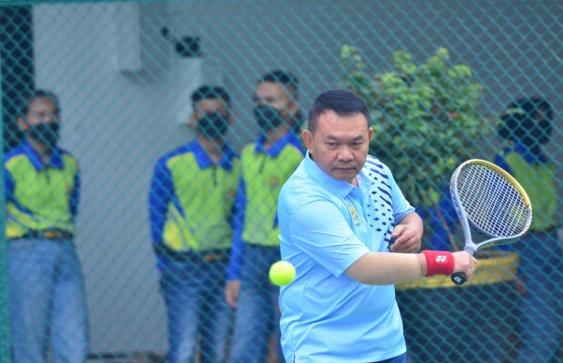  Foto: Pemukulan bola pertama oleh Kasad Dudung.