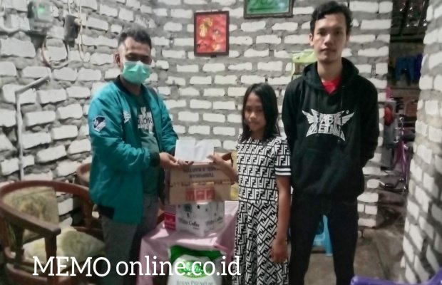 Foto: Andi Kurrahman Saat Serahkan Bantuan Sosialnya Kepada Aulia Nur Fadilah
