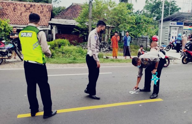 Foto : petugas Satlantas Polres Lumajang melakukan olah TKP