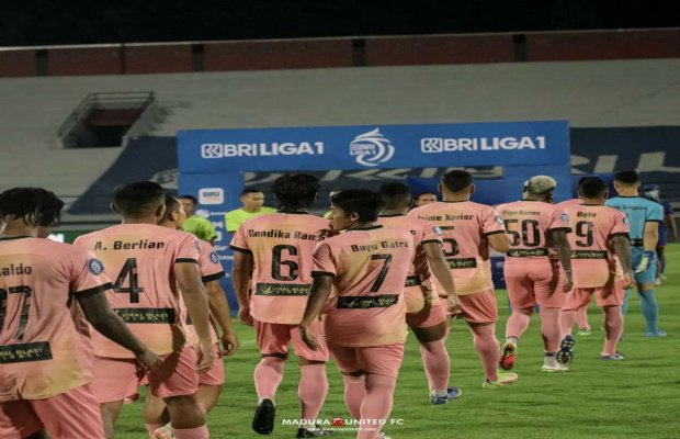 Foto: Tim Madura United saat memasuki lapangan siap bertanding