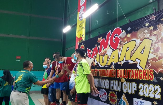Foto: Wanhat SMSI Bekasi Raya saat menyerahkan hadiah bagi para juara