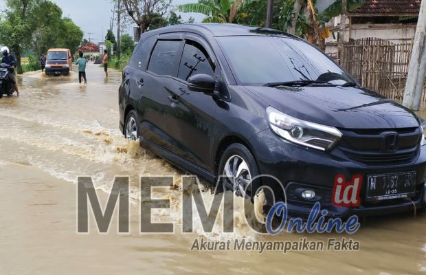 Foto : Mobil saat melintas di jalan raya Kamoning Sampang