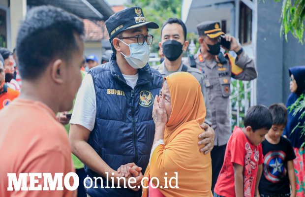 Foto : Bupati Pamekasan Saat Tinjau Langsung Lokasi Banjir dan Berikan Semangat Kepada Warga Yang Terdampak.