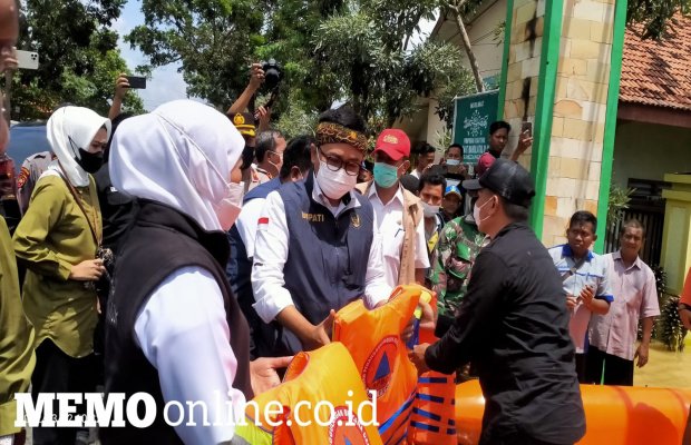 Foto : Gubernur Jatim bersama Bupati Pamekasan saat turun langsung temui warga terdampak banjir.