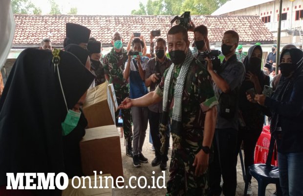  Foto : Danrem 084/Bhaskara Jaya Secara Simbolis Serahkan Bansos di Ponpes Al - Falah.