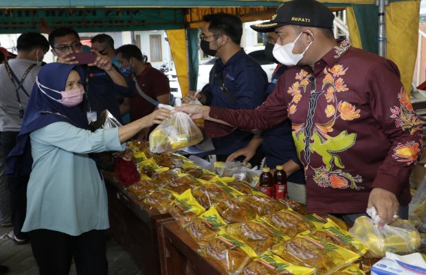 Foto: Bupati Sumenep Ach. Fauzi Saat melayani pembeli minyak goreng