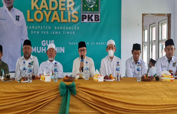 Foto : Ketua DPC PKB Bangkalan, Syafiudin bersama Kiai sepuh di Bangkalan. 