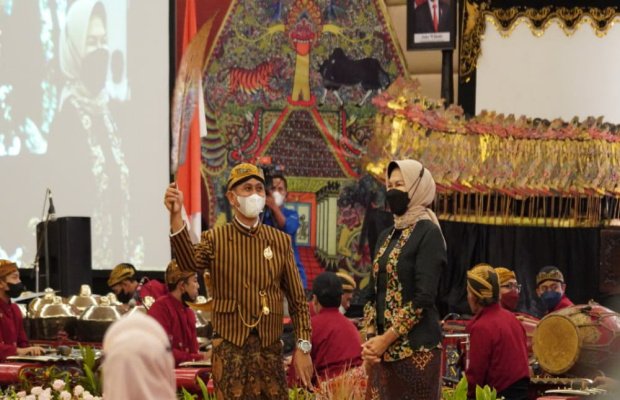 Foto: Kajari Kota Batu saat menjadi dalang wayang kulit.