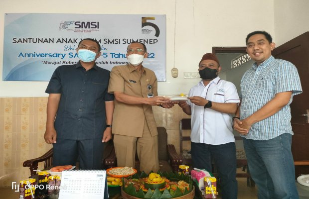 Foto: Kadiskominfo Kabupaten Sumenep ke menyerahkan potongan tumpeng ke Ketua SMSI