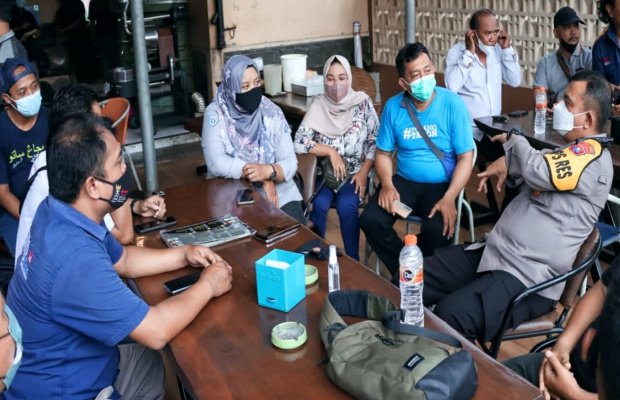 Foto : Suasana komunikasi layaknya keluarga.