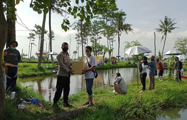 Foto : pemberian hadiah pada peserta yang menang