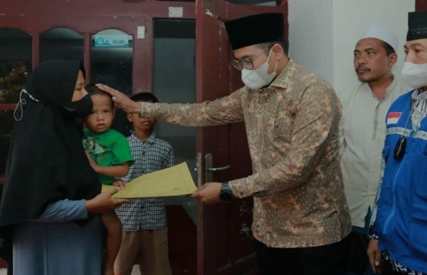 Foto : Bupati Bangkalan, R Abdul Latif Amin Imron saat memberikan santunan