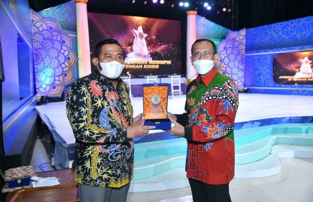Foto: Bupati Sumenep Ach Fauzi dan Kadis Kominfo saat menerima penghargaan