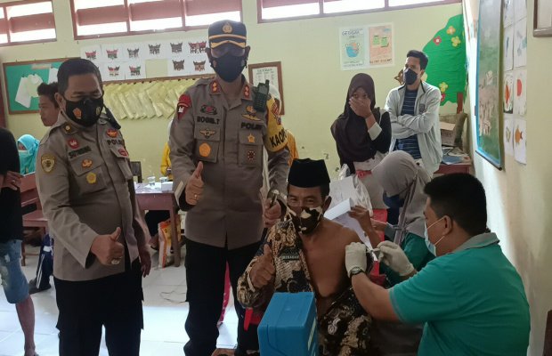 Foto: Kapolres Pamekasan Saat Pantau Vaksinasi Serentak