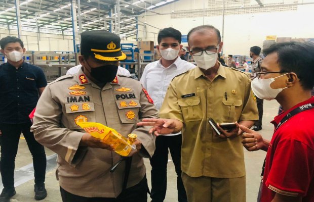 Foto: Polres Bogor bersama Kadisprindag Kabupaten Bogor.