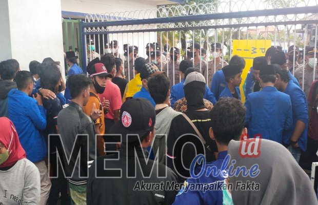 Foto : Para demonstran saat berada di depan kantor Pemkab Sampang