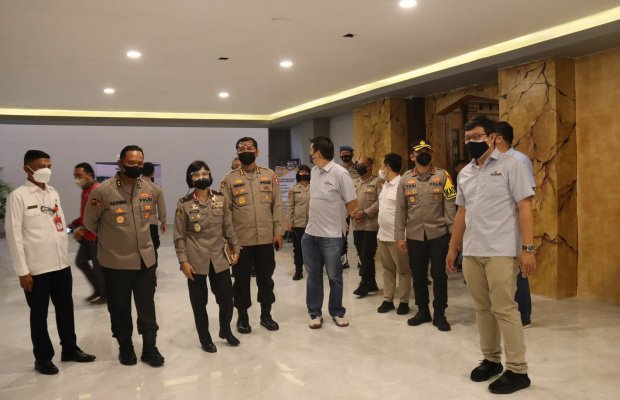 Foto: Kapolres Batu saat mendampingi Kapusjarah di Musium Angkut Kota Batu.