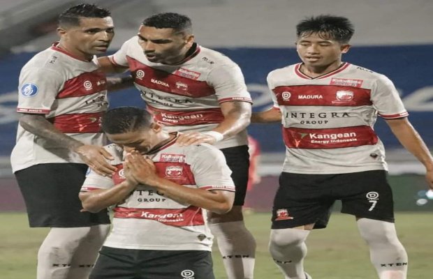  Foto: Luapan kegembiraan Renan Silva usai cetak gol.