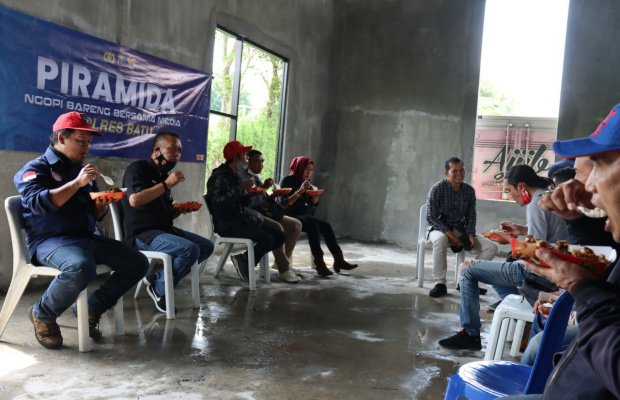 Foto: Kasat Reskrim dan Kasi Humas Polres Batu saat santap siang bersama wartawan 
