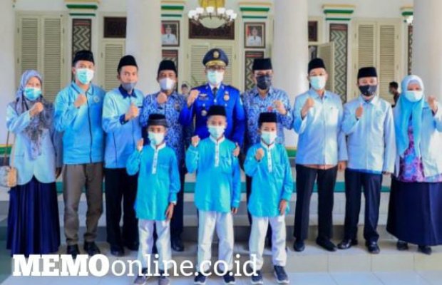 Foto: Tiga Santri Yang Akan Mengikuti Kompetisi FASI di Sumsel Photo Bersama Bupati Pamekasan.