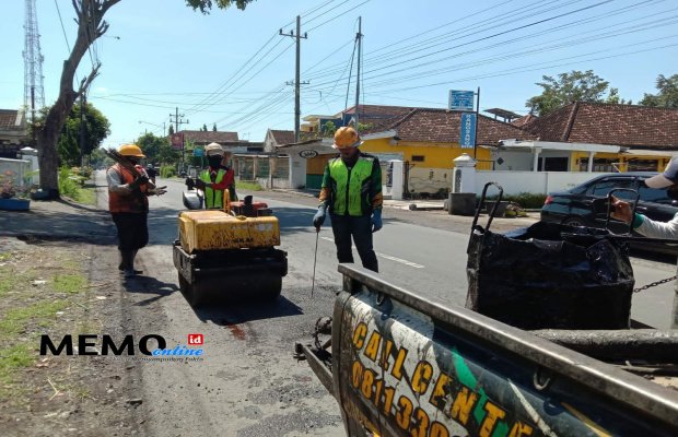 Foto : Pengerjaan perbaikan ruas jalan kabupaten oleh Tim Ngapling