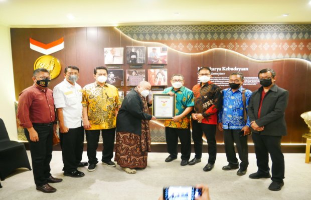 Foto: Penerimaan Perhargaan MURI