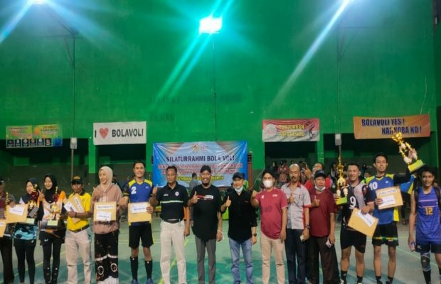 Foto: Penyerahan hadiah turnamen bola volly antar paguyuban se Kabupaten Sumenep