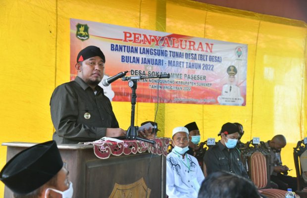 Foto: Bupati Sumenep Ach. Fauzi, saat memberi sambutan di pulau Sepudi