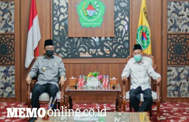 Foto: Bupati Pamekasan Bersama Rektor IAIN Madura Saat Proses Penandatangan MoU