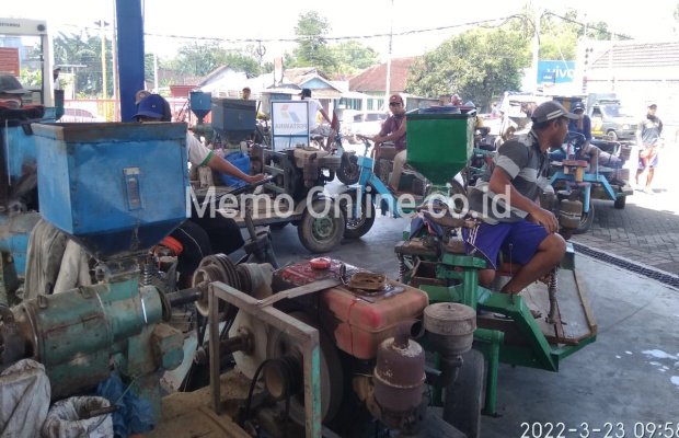 _Foto: Petani di Jember tak bisa beli solar puluhan traktor diparkir di SPBU hingga menutup jalan_  