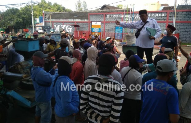 Foto: Misjo meminta surat rekomendasi yang tidak berlaku di lokasi SPBU Pakusari