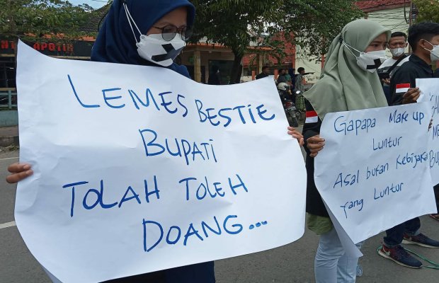 Foto: Aktivis mahasiswa memegang benner saat menggelar aksi bisu