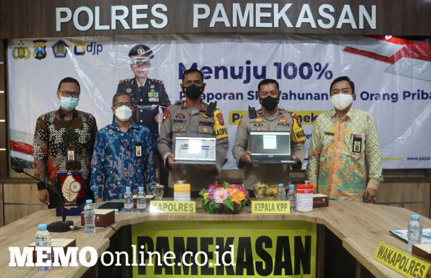 Foto: Kapolres Bersama Wakapolres Saat Menunjukkan Laporan SPT Tahunan