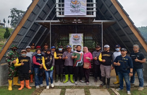 Foto : Suasana saat sesi foto bersama.