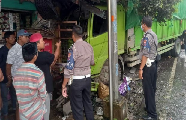 Foto : petugas Satlantas Polres Lumajang saat di TKP, mendengar keterangan sejumlah saksi