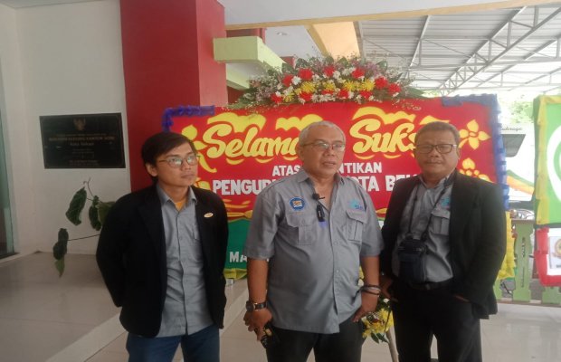 Foto : Ketua SMSI Kota Bekasi Leksono Budiarto (tengah)   