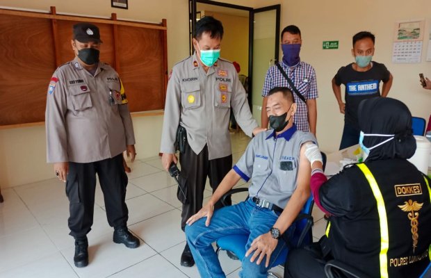 Foto : Kapolsek Klakah Iptu Khoirin, mendampingi peserta vaksinasi
