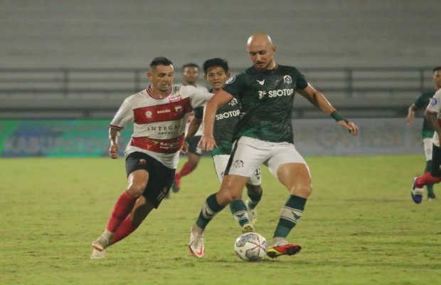 Foto: Escobar berusaha merebut bola saat laga Madura United vs Persikabo
