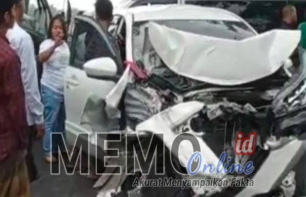 Foto : Tampak mobil warna putih ringsek pasca kecelakaan beruntun
