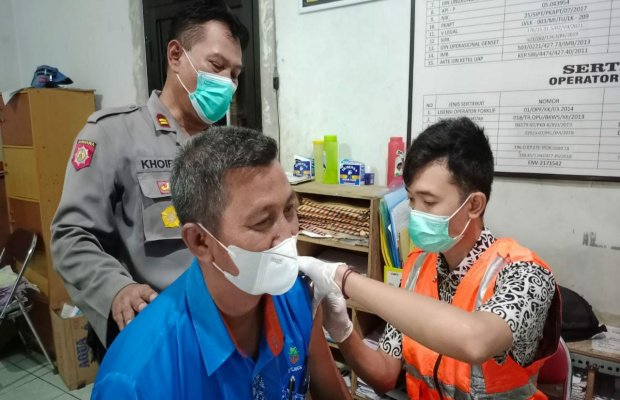 Foto : Kapolsek Klakah dampingi tiap peserta vaksinasi Covid - 19