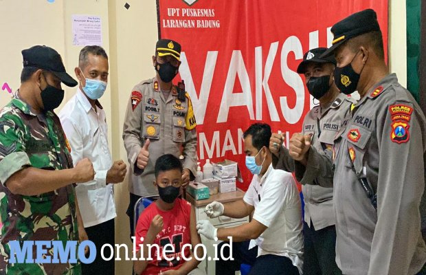 Foto: Kapolres Pamekasan Saat Pantau Langsung Seorang Anak Yang Sedang di Vaksin