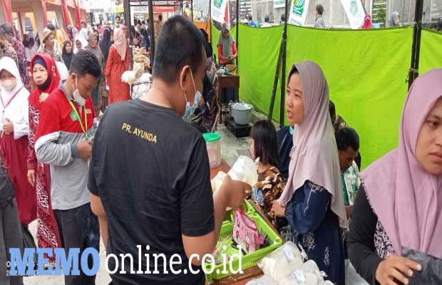 Foto : Warga Datangi Stan Pasar Tani Galak di BPP Sumedangan Kecamatan Pademawu.  