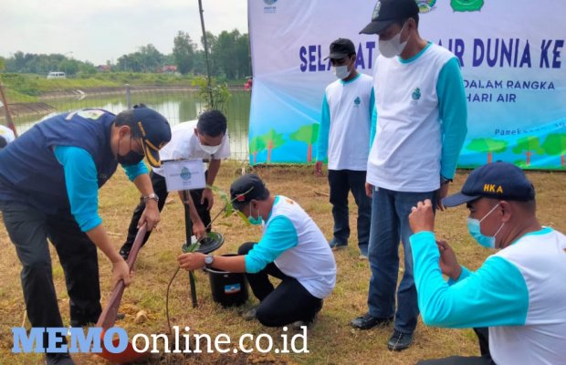  Foto : Sekdakab Pamekasan, ir Totok Hartono Saat Tanam Pohon di Lokasi Waduk Desa Samiran.  