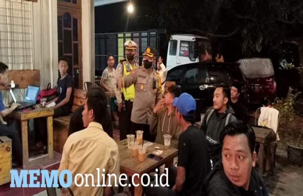 Foto : Petugas Gabungan Saat Datangi Salah Satu Hotel di Pamekasan.