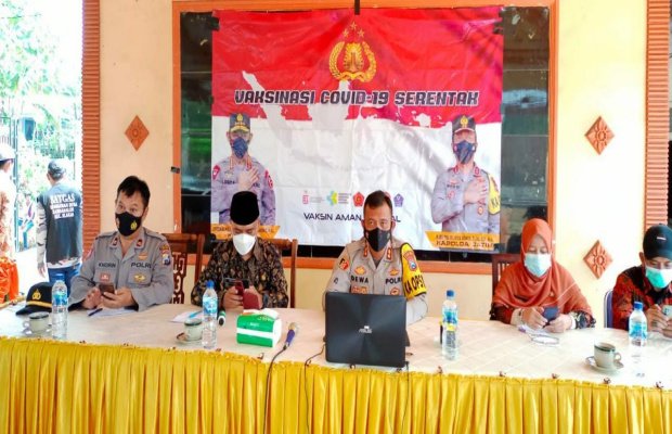 Foto : Kapolres Lumajang ( tengah )