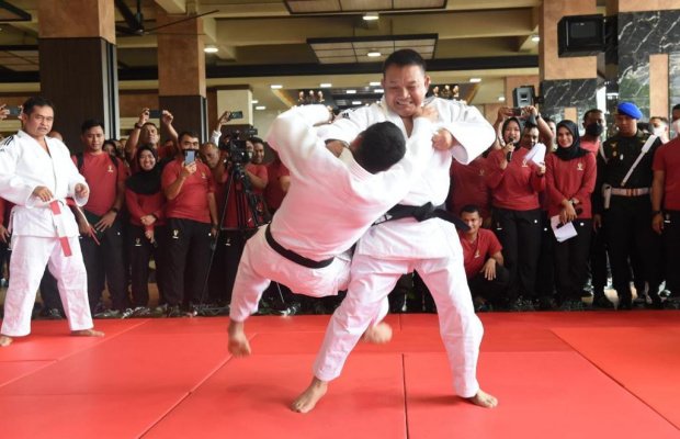   Foto: Jenderal Dudung demonstrasikan teknik banting.