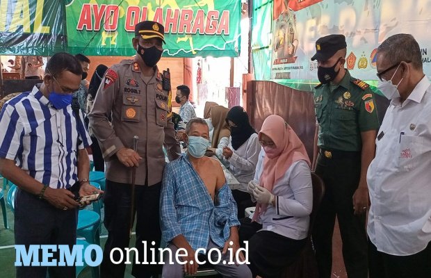 Foto: Kapolres Pamekasan, AKBP Roqib Triyanto Pantau Langsung Vaksinasi Covid - 19